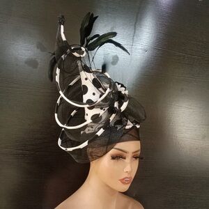 Elegant Black and White Fascinator

FAS3 0226